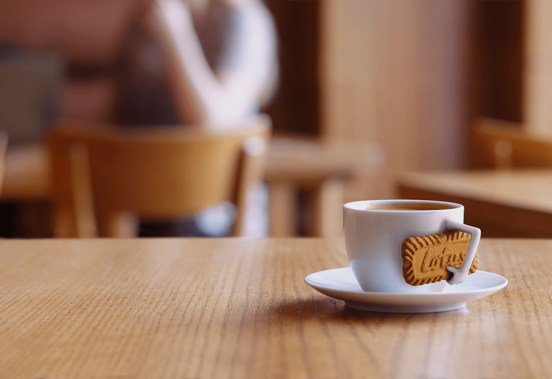 Een kopje koffie heeft een koekje vast