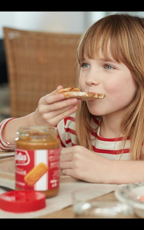 Meisje eet Lotus Biscoff - The Original Speculoos pasta